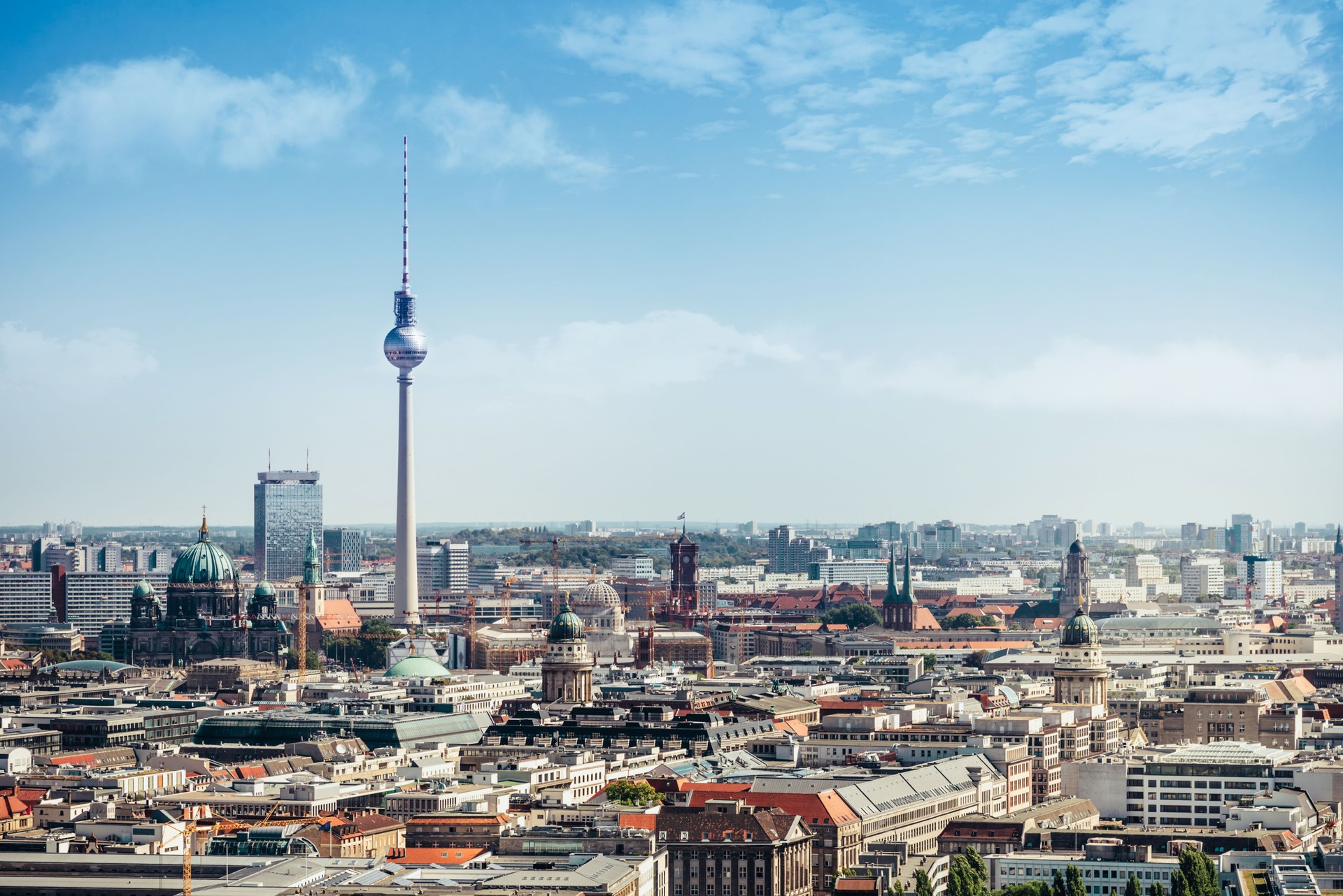 Ostberlin Stadtbild mit Fernsehturm und Kathedrale