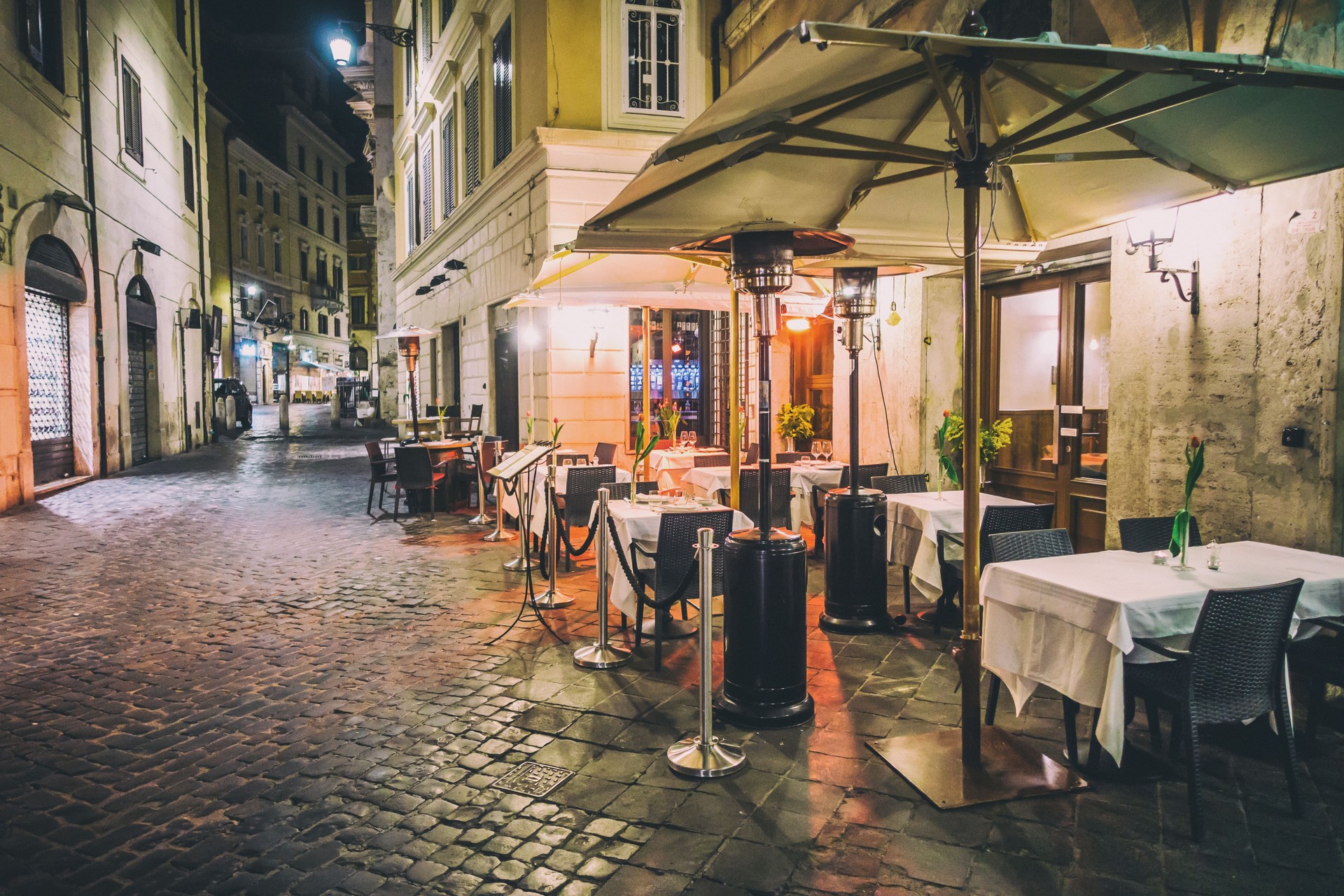 leere Rom Restaurant Tische Nacht Dekoration