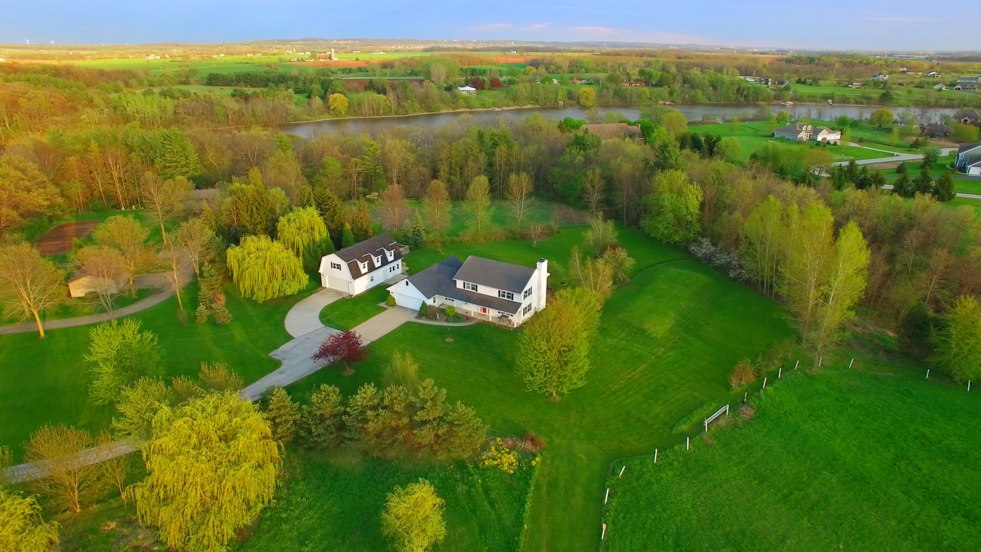 Abend Luftaufnahme von malerischer Landschaft zu Hause im Frühling